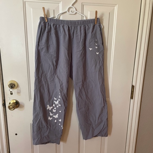 Carmisa tulip hem capris w/ butterflies - Picture 5 of 8